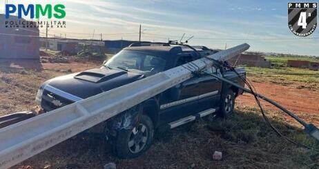 Imagem de compartilhamento para o artigo Condutor com caminhonete colide em poste e foge do local em Chapadão do Sul da MS Todo dia